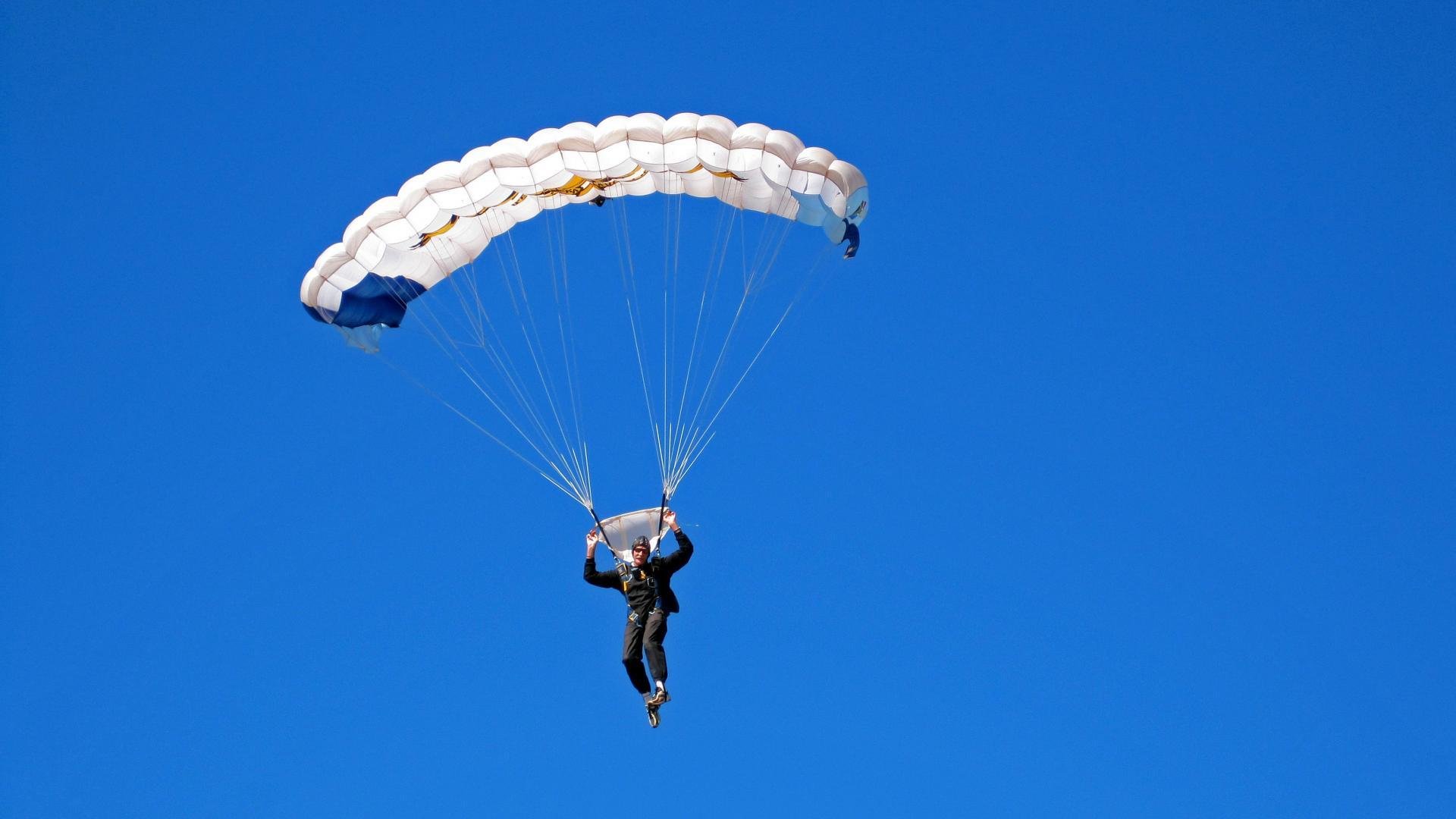 “举重赛事：高新体育中心赛场见证选手不屈的意志与爆发力”